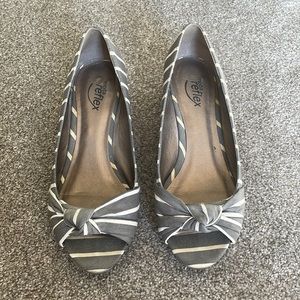 Gray and white striped wedges